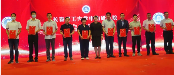 证书合影.png